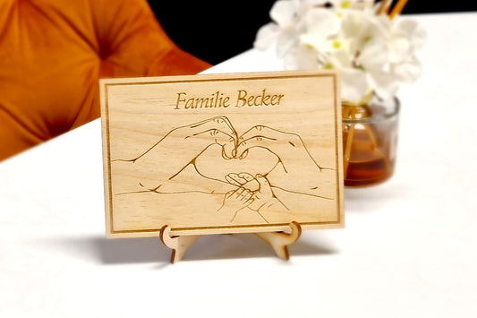 personalisierte Holzgravur "Familie Herzhände"