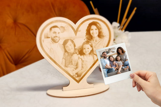 personalisierte Holzgravur "Familie-Herz-Sockel "