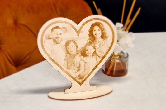 personalisierte Holzgravur "Familie-Herz-Sockel "