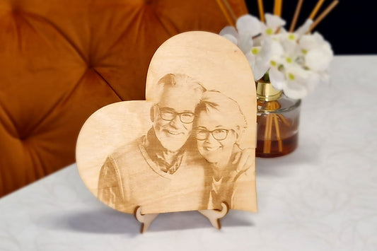 personalisierte Holzgravur "Familie Herz-Ständer"